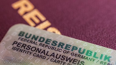 angeschnittene Abbildung Reisepass und Personalausweis