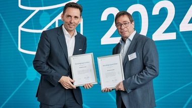 Zu sehen sind Andreas Fischer, Geschäftsführer der opta data GmbH (links) und Oliver Jolk aus dem Referat D I 6 des Bundesverwaltungsamts (rechts). 