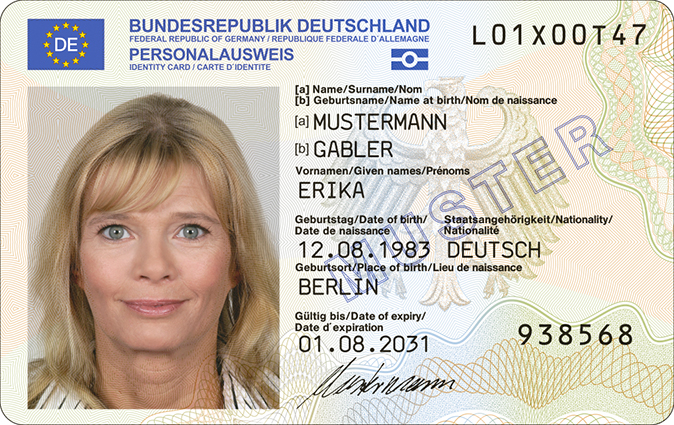 Vorderseite des Personalausweises mit Online-Ausweisfunktion im Design ab 1. August 2021 mit dem Logo der EU und Angaben zu der fiktiven Person Erika Mustermann