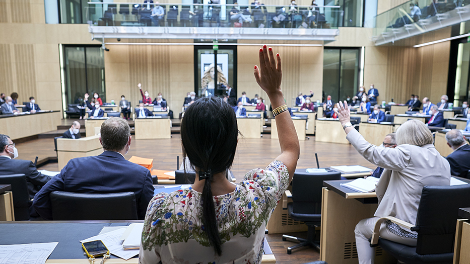 Das Foto zeigt den Plenarsaal während der letzten Sitzung des Bundesrates vor der Sommerpause. Es standen 86 Gesetze aus dem Bundestag auf der Agenda – so viele wie nie zuvor.